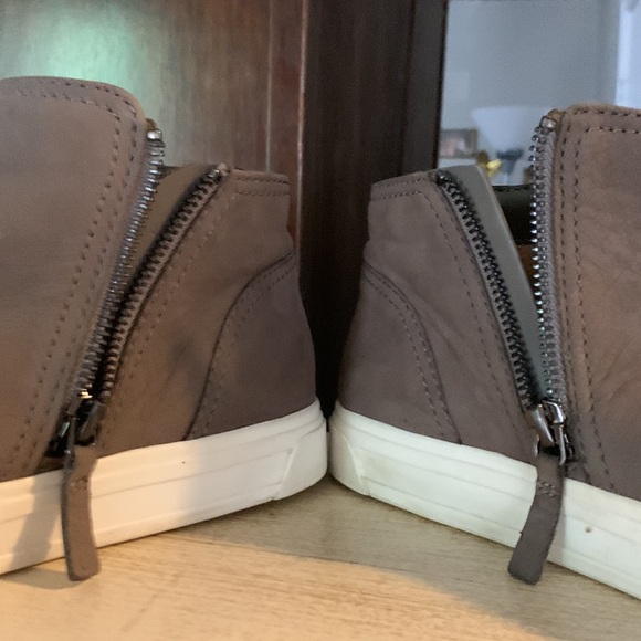 NAME BRAND!Taupe ankles flat sneaker booties!Naturalizers! No stains - Picture 6 of 8